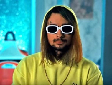 Οταν σφίγγουν οι ζέστες: O Sin Boy θέλει να διδάσκονται τα παιδιά στο σχολείο τα ακαταλαβίστικα που λέει (βίντεο)